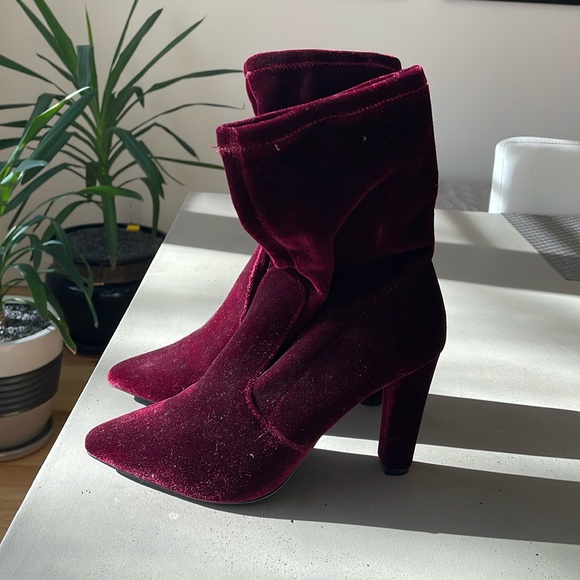Beautiful  deep burgundy velvet sock heeled boots - Picture 1 of 7